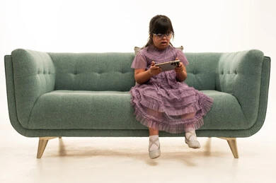 طفلة سعودية من ذوي متلازمة داون تستخدم الجوال