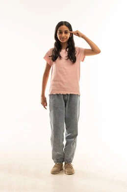 طفلة سعودية تشير إلى رأسها بخلفية بيضاء