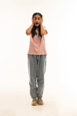 فتاة سعودية مصدومة تغطي أذنيها في الاستوديو