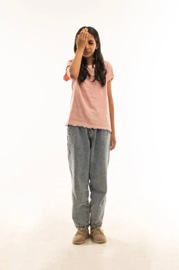 فتاة سعودية تعبر عن الإحباط في الاستوديو