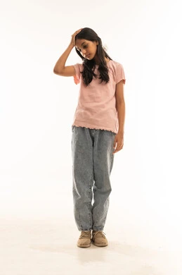 فتاة عربية بإيماءة حزينة على خلفية بيضاء