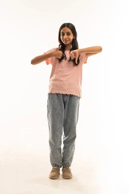 فتاة عمانية تشير بعلامة الإعجاب والرفض بخلفية بيضاء