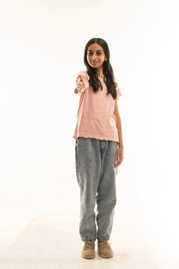 فتاة عمانية تصافح في استوديو بخلفية بيضاء