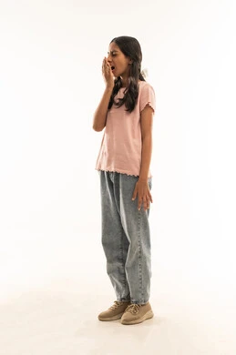 فتاة سعودية تتثاءب في الاستوديو على خلفية بيضاء