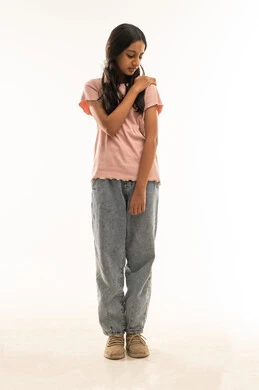 فتاة سعودية ترتدي قميص وردي في استوديو تصوير