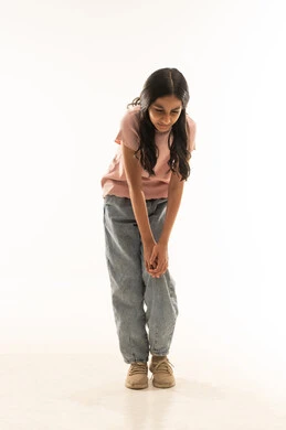 فتاة سعودية بملابس كاجوال في استوديو بخلفية بيضاء