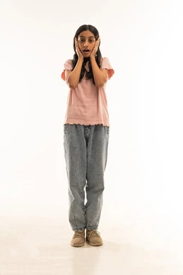 فتاة عمانية بتعبير مصدوم خلفية بيضاء