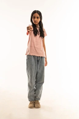 طفلة عمانية تشير بإصبعها أمام خلفية بيضاء