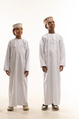 طفلان عمانيان بالزي التقليدي العماني في الاستوديو