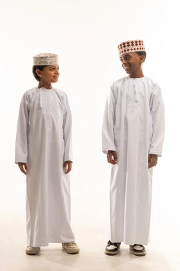 أطفال عمانيون بالدشداشة التقليدية والكمة العمانية