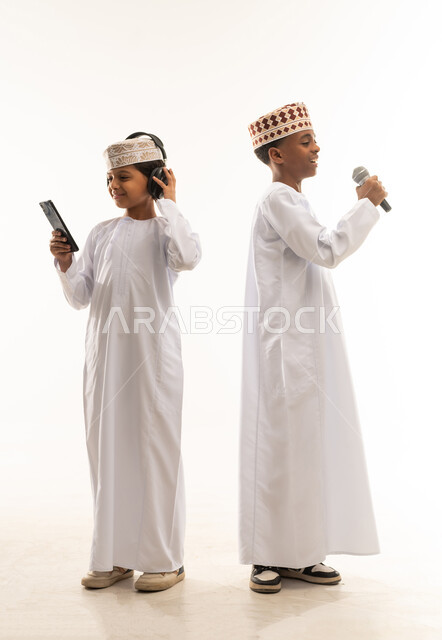 أطفال عمانيون يغنون ويستمعون للموسيقى بخلفية بيضاء