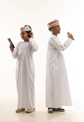 أطفال عمانيون يغنون ويستمعون للموسيقى بخلفية بيضاء