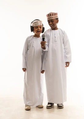 أطفال عُمانيون يغنون مع ميكروفون وسماعات