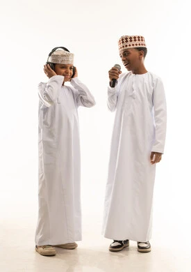 أطفال عمانيون بالزي التقليدي يغنون في استوديو