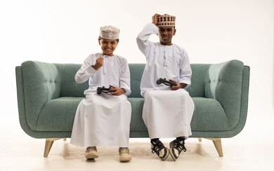 أطفال عمانيون يلعبون ألعاب الفيديو في الاستوديو