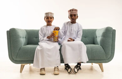 أطفال من عمان بالزي التقليدي يتناولون الفشار