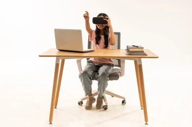 فتاة عربية تستخدم نظارة الواقع الافتراضي على المكتب فتاة عربية تستخدم نظارة الواقع الافتراضي على المكتب