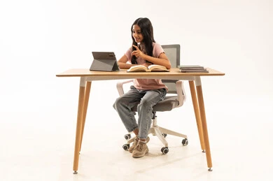 فتاة عربية تدرس باستخدام جهاز لوحي على خلفية بيضاء