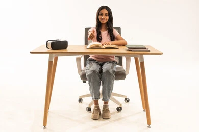 طالبة سعودية تشير بالإعجاب على المكتب مع نظارة واقع افتراضي طالبة سعودية تشير بالإعجاب على المكتب مع نظارة واقع افتراضي