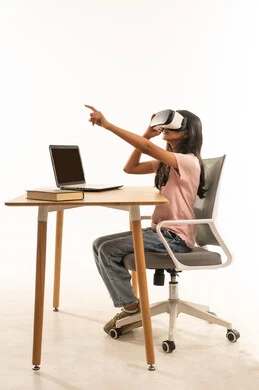 فتاة هندية تستخدم نظارة الواقع الافتراضي على المكتب