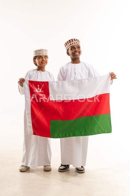 طفلان عمانيان يحملان علم سلطنة عمان الوطني