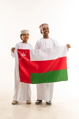طفلان عمانيان يحملان علم سلطنة عمان الوطني