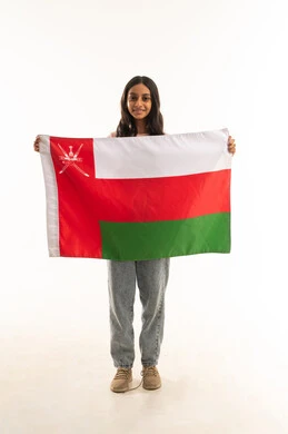 فتاة عمانية تحمل علم سلطنة عمان الوطني