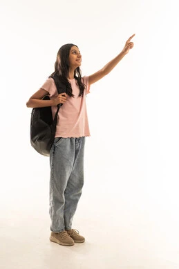 طالبة عربية تشير للأعلى بخلفية بيضاء