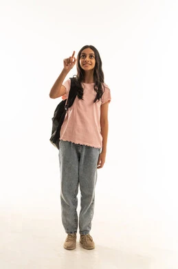 طالبة عربية تشير للأعلى على خلفية بيضاء