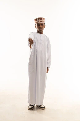 طفل عماني بالزي التقليدي يشير بعلامة الرفض