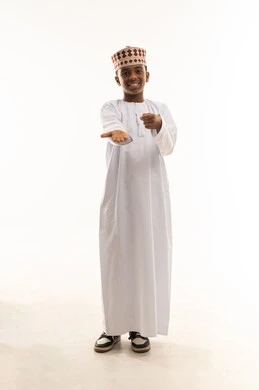 طفل عماني بالزي التقليدي مع إيماءة تقديم