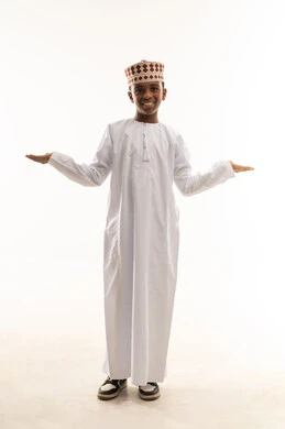 طفل عُماني بالزي التقليدي وإيماءة ترحيب