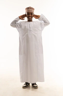 صبي عماني بالدشداشة التقليدية والكمة العمانية