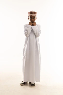 طفل عماني بالزي التقليدي الدشداشة والكمة