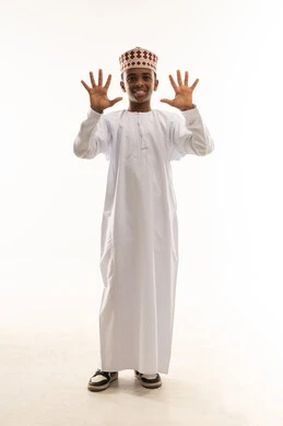 طفل عماني بالزي التقليدي يشير برقم عشرة