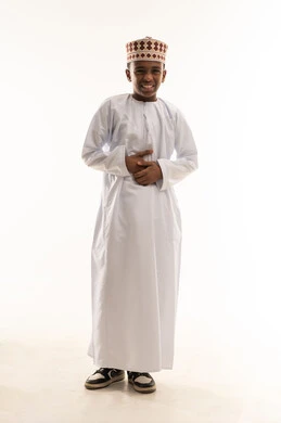 ولد عماني بالزي التقليدي الدشداشة والكمة
