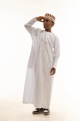 طفل عماني بالزي التقليدي والدشداشة والكمة