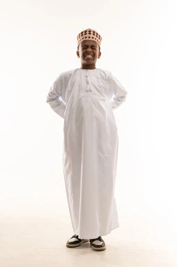 طفل عماني بالزي التقليدي يعاني من ألم في الظهر