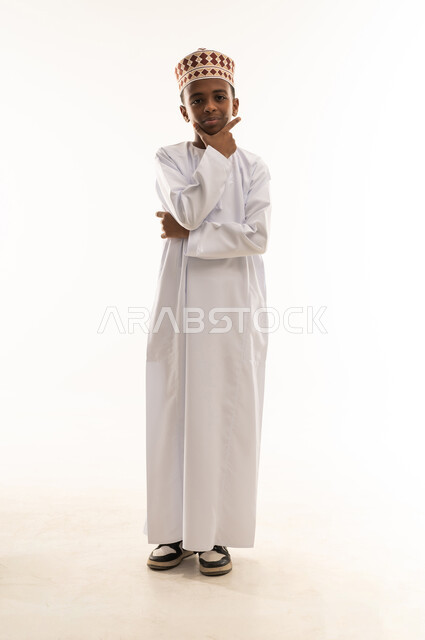 ولد عماني بالزي التقليدي الدشداشة والكمة