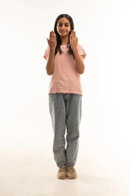 فتاة عمانية تشير بيديها على خلفية بيضاء