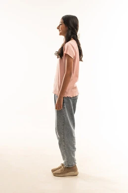 بنت عمانية بملابس كاجوال وضعية جانبية خلفية بيضاء