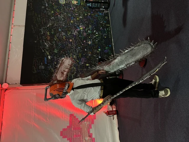 رجل يرتدي زي لعبة تنكري في فعالية جيمينق بلس (+) في جامعة الملك فهد للبترول والمعادن بالظهران، المنطقة الشرقية، المملكة العربية السعودية، يوم 28 من يناير 2026، تجربة ترفيهية رقمية مخصصة لعشّاق الألعاب الإلكترونية، مسابقات وتحديات ألعاب، أجهزة وتقنيات حديثة، مشاركة شبابية واسعة، أجواء حماسية تجمع بين الترفيه والتقنية.