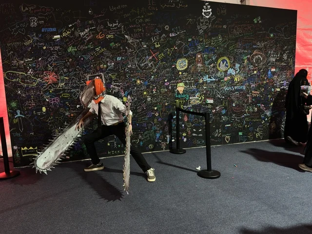 رجل يرتدي زي لعبة تنكري في فعالية جيمينق بلس (+) في جامعة الملك فهد للبترول والمعادن بالظهران، المنطقة الشرقية، المملكة العربية السعودية، يوم 28 من يناير 2026، تجربة ترفيهية رقمية مخصصة لعشّاق الألعاب الإلكترونية، مسابقات وتحديات ألعاب، أجهزة وتقنيات حديثة، مشاركة شبابية واسعة، أجواء حماسية تجمع بين الترفيه والتقنية.