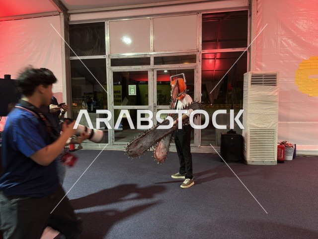 رجل يرتدي زي لعبة تنكري في فعالية جيمينق بلس (+) في جامعة الملك فهد للبترول والمعادن بالظهران، المنطقة الشرقية، المملكة العربية السعودية، يوم 28 من يناير 2026، تجربة ترفيهية رقمية مخصصة لعشّاق الألعاب الإلكترونية، مسابقات وتحديات ألعاب، أجهزة وتقنيات حديثة، مشاركة شبابية واسعة، أجواء حماسية تجمع بين الترفيه والتقنية.