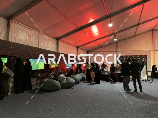 تجمع الشباب فى غرفة العاب الفيديو في فعالية جيمينق بلس (+) في جامعة الملك فهد للبترول والمعادن بالظهران، المنطقة الشرقية، المملكة العربية السعودية، يوم 28 من يناير 2026، مسابقات وتحديات ألعاب، أجهزة وتقنيات حديثة، تجربة ترفيهية رقمية مخصصة لعشّاق الألعاب الإلكترونية، مشاركة شبابية واسعة، أجواء حماسية تجمع بين الترفيه والتقنية.