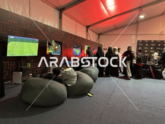 تجمع الشباب فى غرفة العاب الفيديو في فعالية جيمينق بلس (+) في جامعة الملك فهد للبترول والمعادن بالظهران، المنطقة الشرقية، المملكة العربية السعودية، يوم 28 من يناير 2026، مسابقات وتحديات ألعاب، أجهزة وتقنيات حديثة، تجربة ترفيهية رقمية مخصصة لعشّاق الألعاب الإلكترونية، مشاركة شبابية واسعة، أجواء حماسية تجمع بين الترفيه والتقنية.