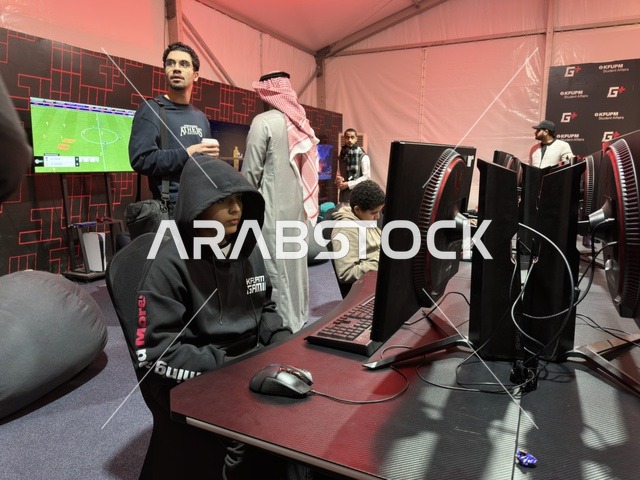 تجمع الشباب فى غرفة العاب الفيديو في فعالية جيمينق بلس (+) في جامعة الملك فهد للبترول والمعادن بالظهران، المنطقة الشرقية، المملكة العربية السعودية، يوم 28 من يناير 2026، مسابقات وتحديات ألعاب، أجهزة وتقنيات حديثة، تجربة ترفيهية رقمية مخصصة لعشّاق الألعاب الإلكترونية، مشاركة شبابية واسعة، أجواء حماسية تجمع بين الترفيه والتقنية.