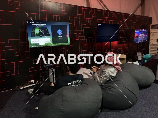 تجمع الشباب فى غرفة العاب الفيديو في فعالية جيمينق بلس (+) في جامعة الملك فهد للبترول والمعادن بالظهران، المنطقة الشرقية، المملكة العربية السعودية، يوم 28 من يناير 2026، مسابقات وتحديات ألعاب، أجهزة وتقنيات حديثة، تجربة ترفيهية رقمية مخصصة لعشّاق الألعاب الإلكترونية، مشاركة شبابية واسعة، أجواء حماسية تجمع بين الترفيه والتقنية.