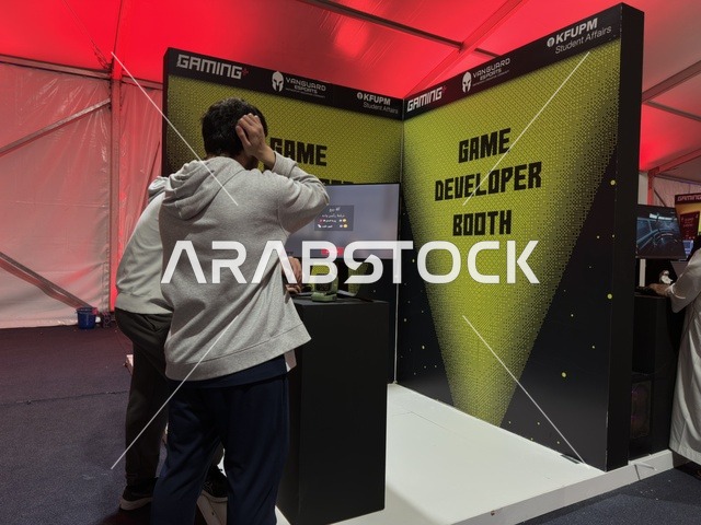 أجهزة وتقنيات حديثة، فعالية جيمينق بلس (+) في جامعة الملك فهد للبترول والمعادن بالظهران، المنطقة الشرقية، المملكة العربية السعودية، يوم 28 من يناير 2026، مسابقات وتحديات ألعاب، تجربة ترفيهية رقمية مخصصة لعشّاق الألعاب الإلكترونية، مشاركة شبابية واسعة، أجواء حماسية تجمع بين الترفيه والتقنية.