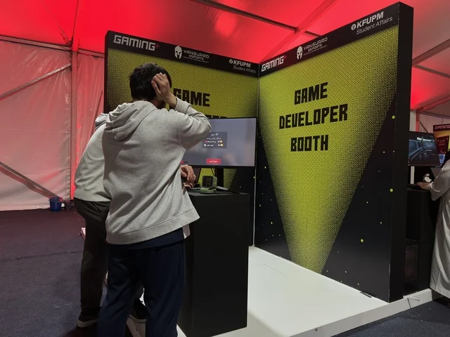 أجهزة وتقنيات حديثة، فعالية جيمينق بلس (+) في جامعة الملك فهد للبترول والمعادن بالظهران، المنطقة الشرقية، المملكة العربية السعودية، يوم 28 من يناير 2026، مسابقات وتحديات ألعاب، تجربة ترفيهية رقمية مخصصة لعشّاق الألعاب الإلكترونية، مشاركة شبابية واسعة، أجواء حماسية تجمع بين الترفيه والتقنية.